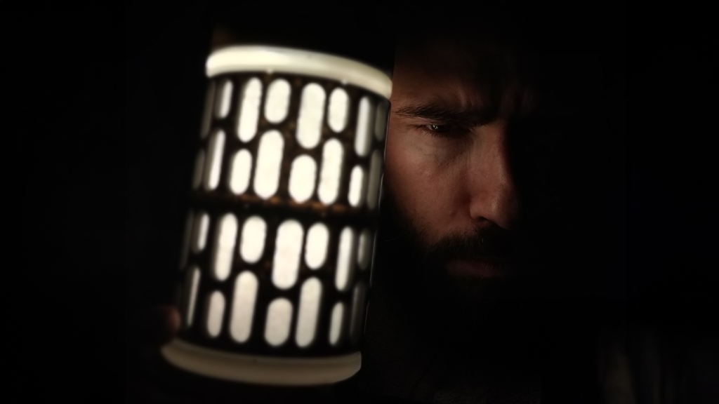 Photo portrait du céramiste Christophe Reversez éclairé par un de ses prototype de lampe inspiré de la popculture SF (Strarwars)