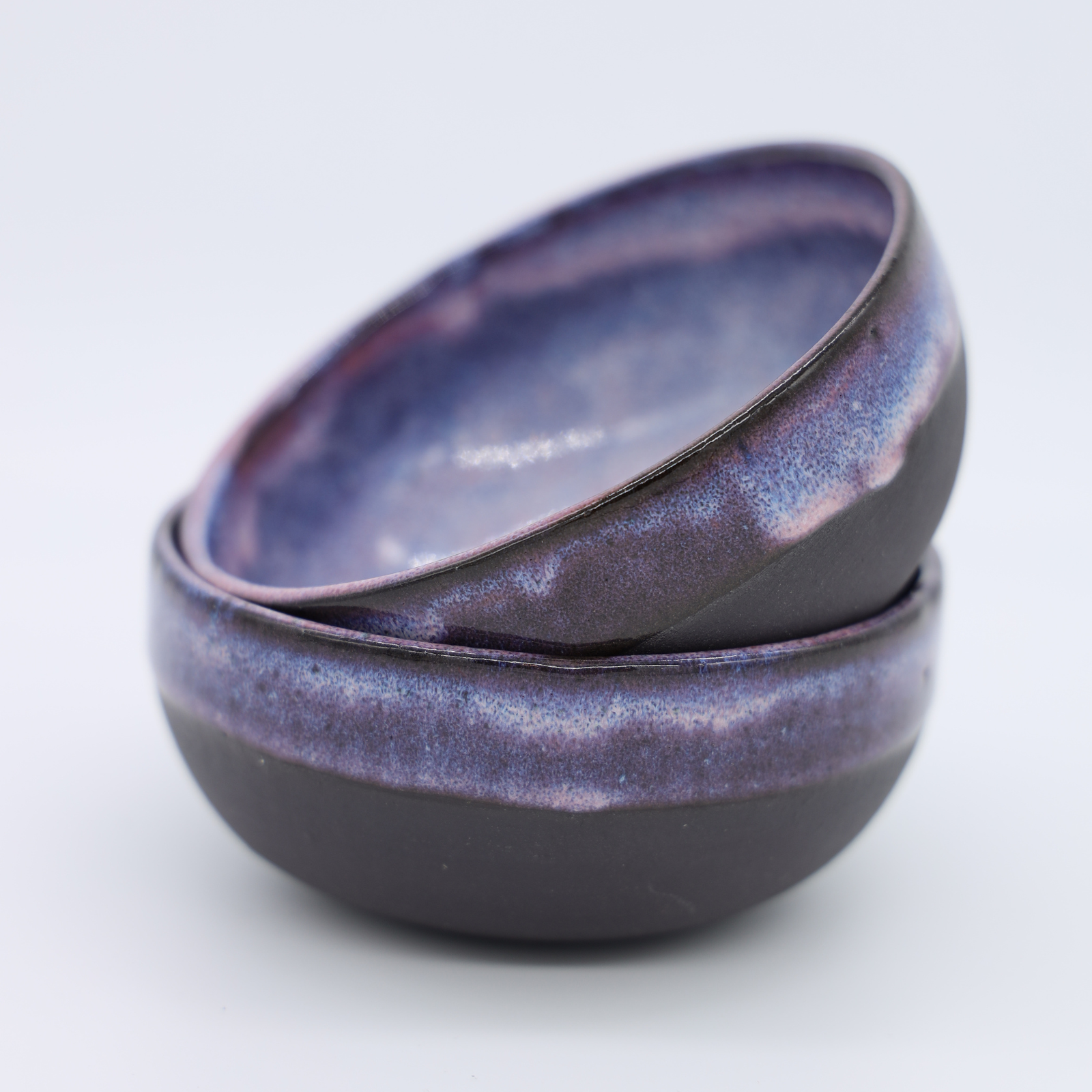 Lot de deux bols en grès noir émaillés violet fabriqués artisanalement à Paris