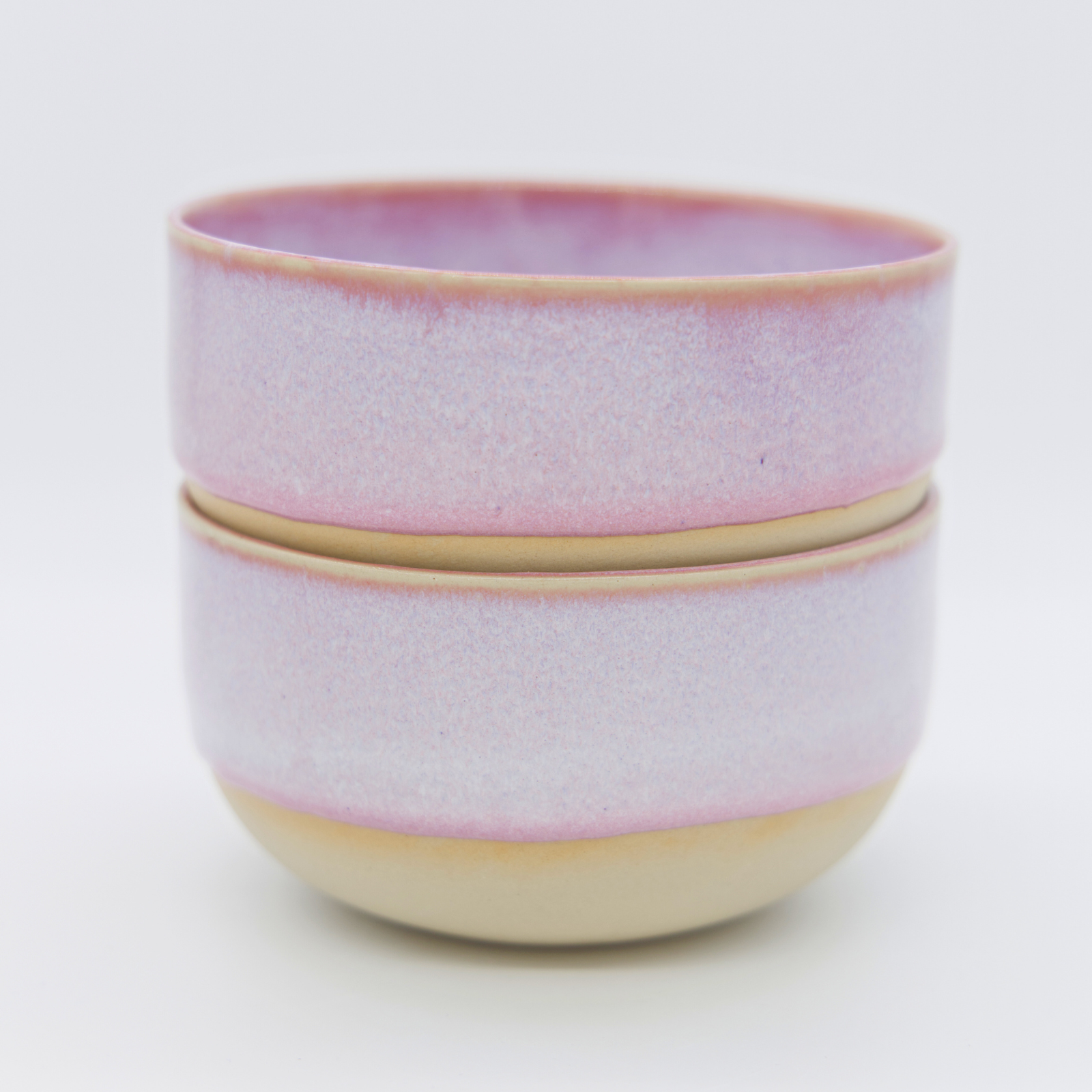 Bols à matcha en porcelaine avec émail rose fabriqués artisanalement à Paris