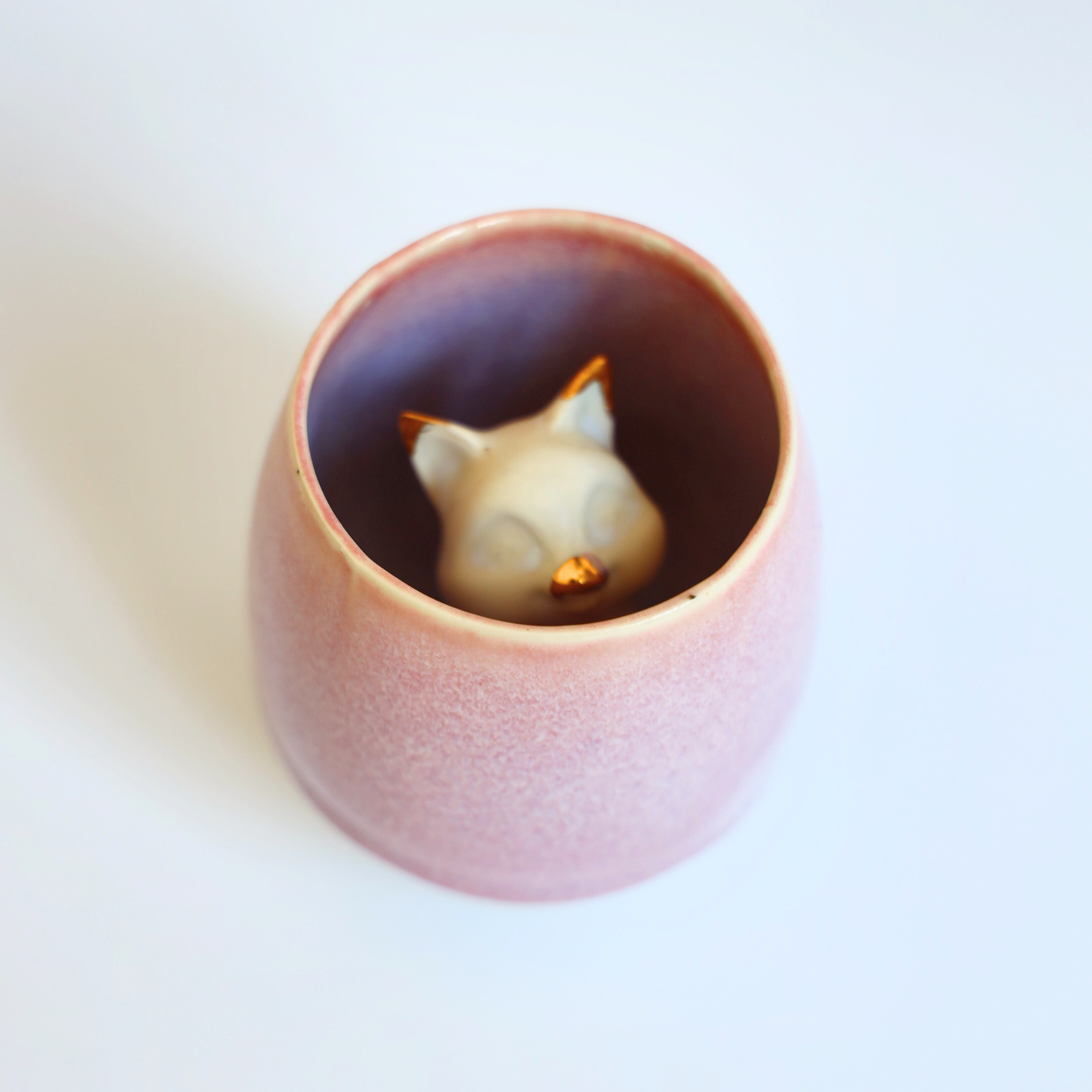Mug en grès émaillé rose avec une figurine de chat en céramique à l'intérieur