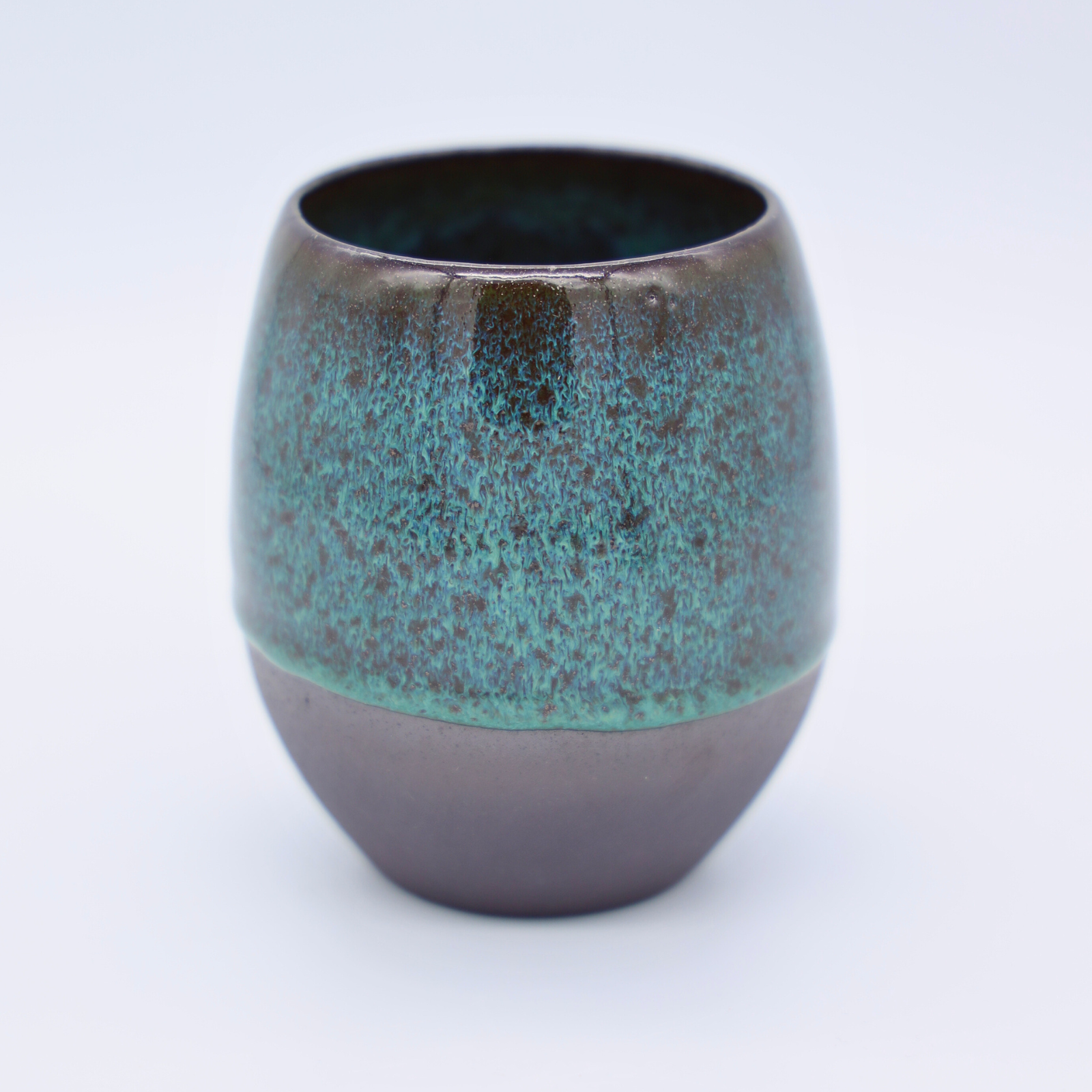 Mug en grès noir et émail vert fabriqué artisanalement à Paris