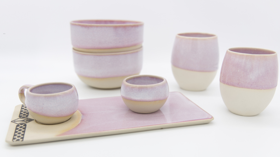 Ensemble de tasses et assiettes en porcelaine et émail rose
