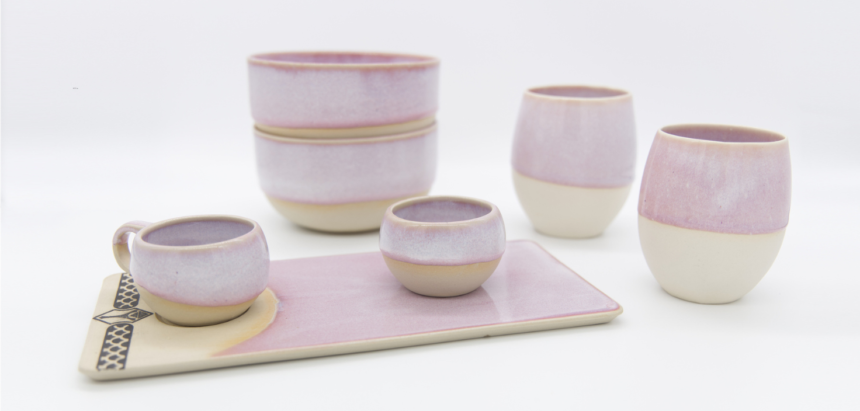 Ensemble de tasses et assiettes en porcelaine et émail rose