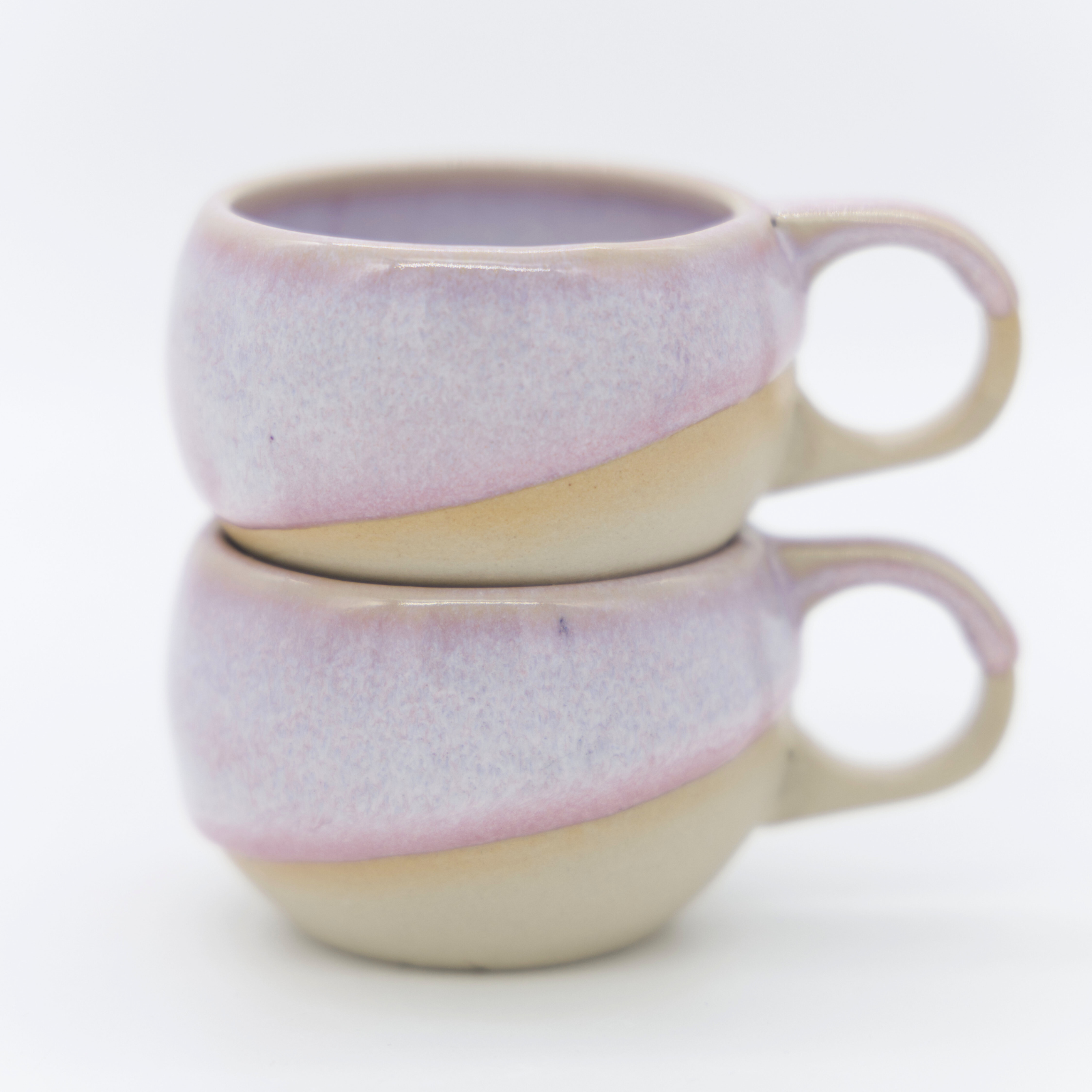 Ensemble de deux tasses à café à anse en porcelaine et émail rose pâle fabriqué artisanalement à Paris