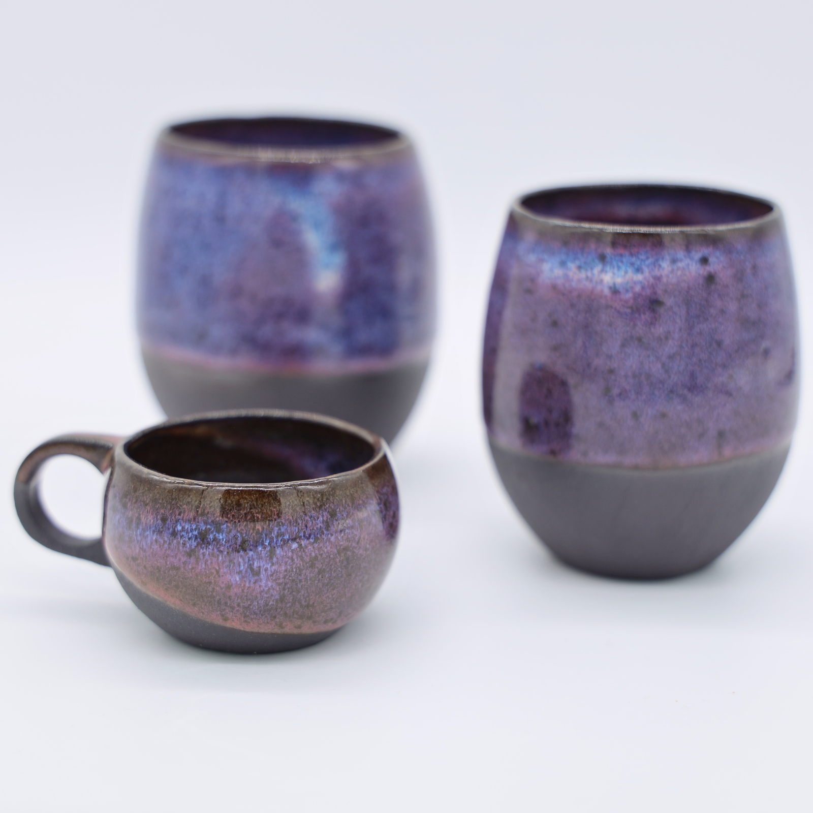 Ensemble de tasse et mugs en grès noir émaillé en violet fabriqué artisanalement à Paris