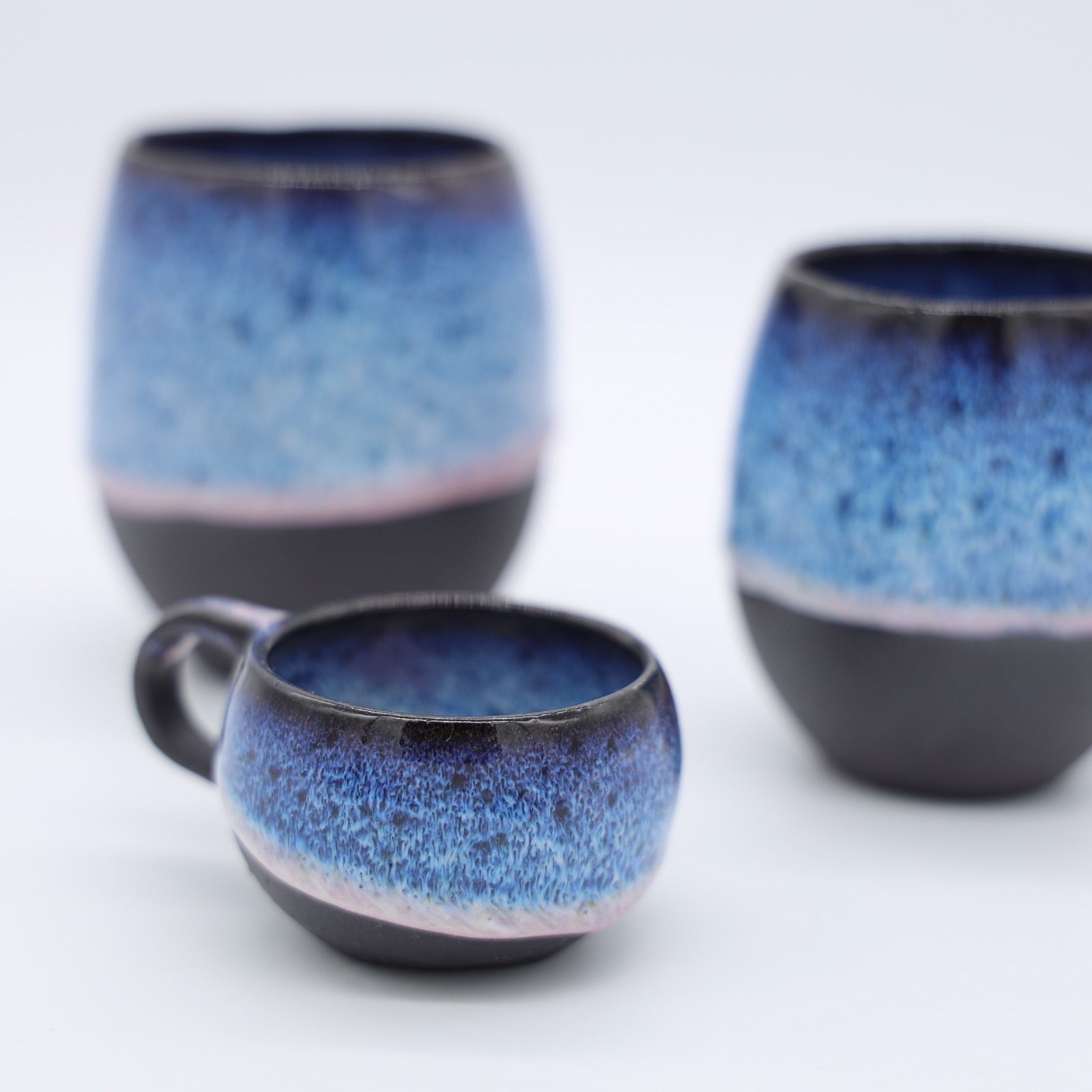 Tasse à anse et mugs en grès noir émaillés bleu glacier fabriqués artisanalement à Paris