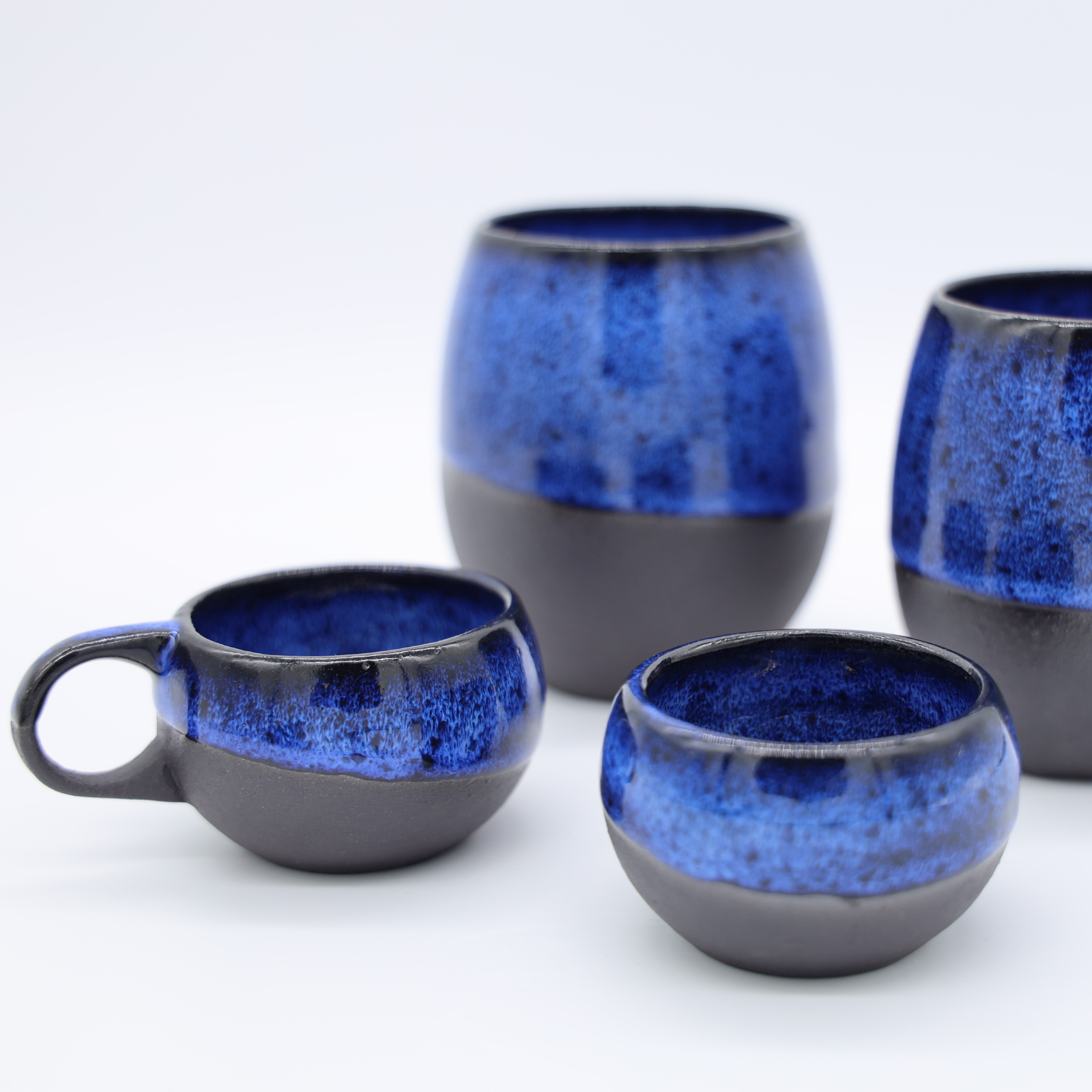 Tasses et mugs en grès noir émaillés en bleu fabriqué artisanalement à Paris