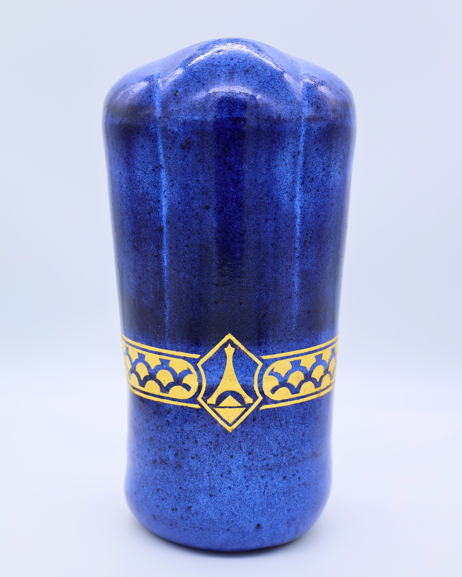 Vase en grès noir et émail bleu de la collection Nuit parisienne, fabriqué artisanalement à Paris